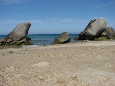 felsen-am-strand-von-lido-di-orri